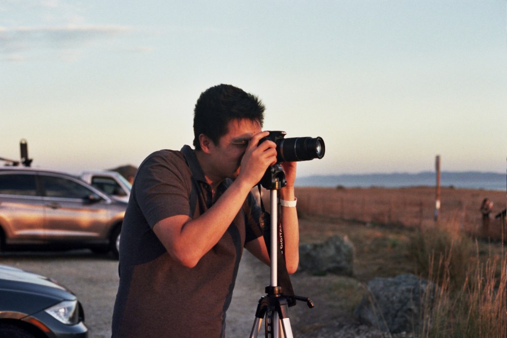Shooting a sunset with my camera and my tripod.